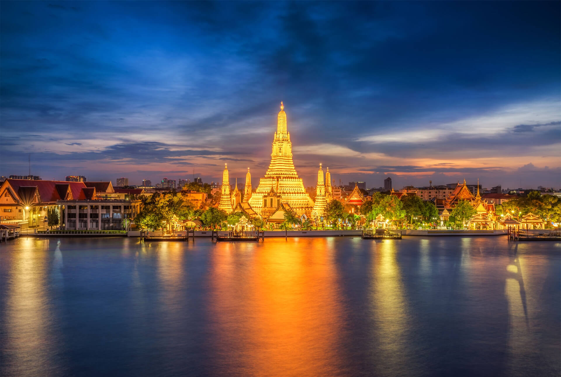 https://greeksalad.eu/wp-content/uploads/2021/02/1177404879-sunset-city-skyline-at-Wat-Arun-temple-and-Chao-Phraya-River-Bangkok.jpg